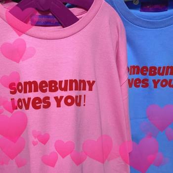 bunnybunnygun原創設計“somebunny loves you”英文簡約t恤