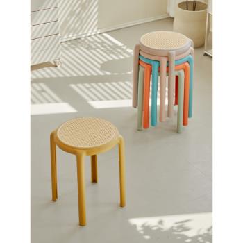 家用塑料凳子加厚餐桌高板凳北歐簡約椅子客廳可疊放熟膠藤編登子