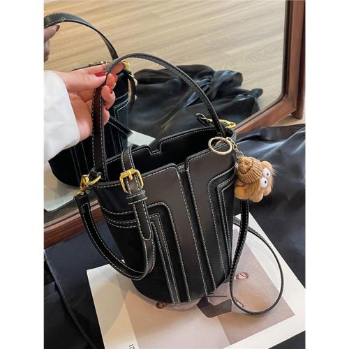 今年流行小眾爆款包包女2025新款時尚百搭手提包斜挎包超火水桶包