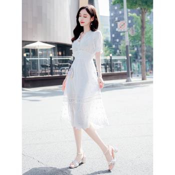 夏季2023新款女裝女時尚法式氣質刺繡度假風中長款白色收腰連衣裙