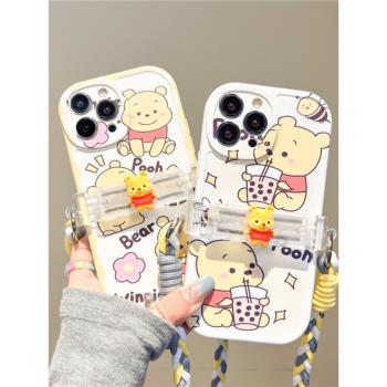 可愛維尼小熊適用iphone15手機殼16proMAX公仔背夾斜跨蘋果13卡通磨砂14plus矽膠套12奶茶笑臉8情侶7掛繩潮女