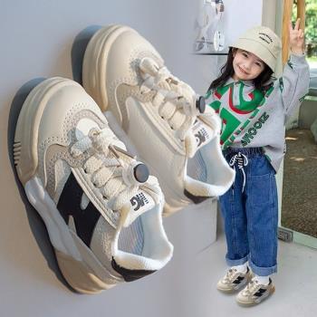 兒童低幫板鞋女童運動鞋2023春秋新款男童鞋子二棉加絨寶寶小白鞋