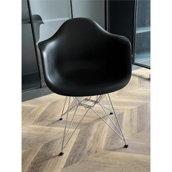 伊姆斯扶手椅鐵藝工業靠背椅工作室中古金屬椅設計師家用塑料餐椅