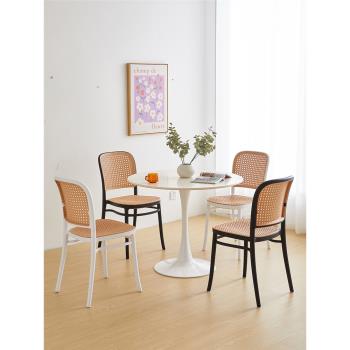 北歐餐椅家用餐廳現代簡約塑料加厚靠背凳網紅可疊放戶外藤編椅子