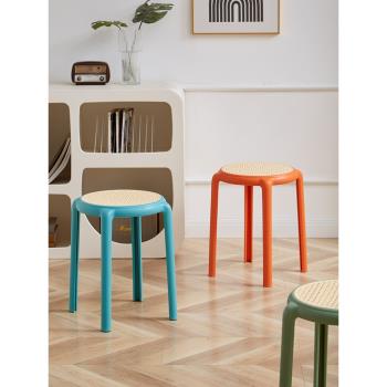 北歐加厚藤編塑料凳子家用餐凳可疊放現代簡約梳妝板凳換鞋小圓凳