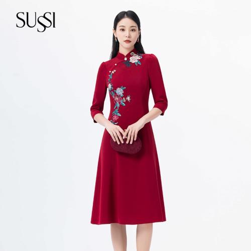 SUSSI/古色秋商場同款新年紅裝婚宴禮服刺繡新中式連衣裙女