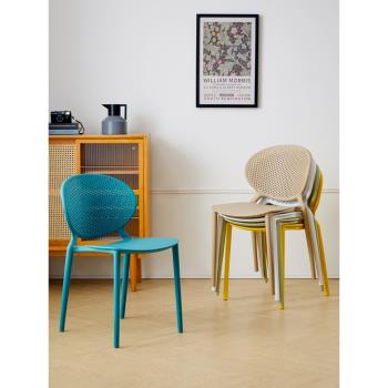餐椅北歐塑料椅子家用創意透氣洞洞椅現代簡約休閑靠背凳子化妝椅