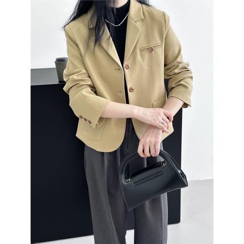 女款侘寂風溫柔外套鹽系穿搭西裝