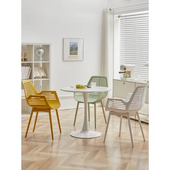 現代簡約加厚扶手塑料餐椅家用舒適久坐鏤空靠背椅子接待洽談桌椅