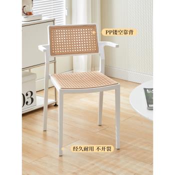 家用仿藤編餐椅現代簡約塑料靠背椅久坐舒服餐桌椅子陽臺戶外洽談