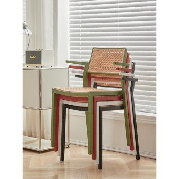 小卡家居北歐鏤空靠背塑料椅子現代簡約戶外休閑椅咖啡廳餐廳餐椅