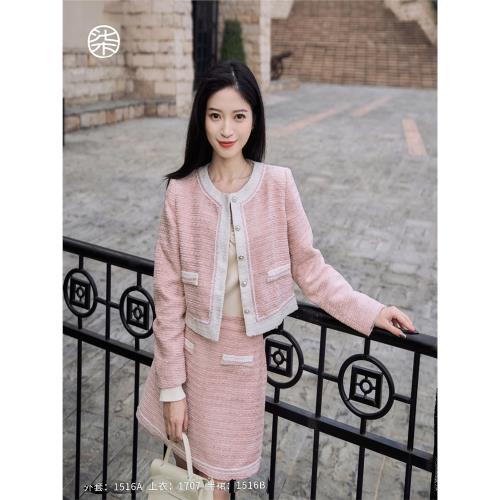 柒量一裁小個子粉白撞色珍珠扣小香風外套+短裙套裝女春季1516