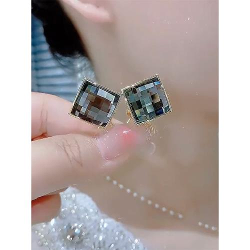 2025年新款氣質菱形灰水晶耳釘小眾設計法式耳環百搭秋冬防丟耳扣