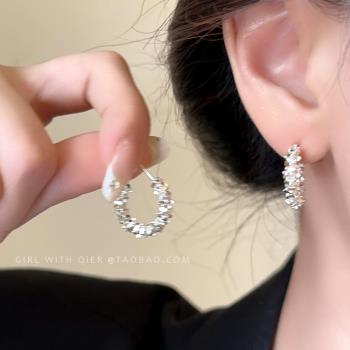 高級感碎銀子C型耳環女輕奢小眾設計感耳釘2023新款氣質網紅耳圈