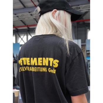 VETEMENTS黃色字母印花金屬公司短袖STAFF Gmbh基礎款工作人員T恤