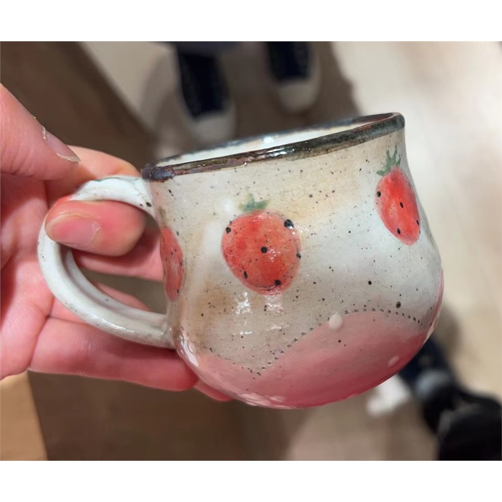 日本人氣作家山口麻子傳統粉引彩繪草莓咖啡杯碟小紅帽餐碟展會 日本人氣作家山口麻子傳統粉引彩繪草莓咖啡杯碟小紅帽餐碟展會