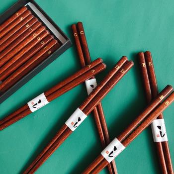 新品北歐風日式創意字母長筷子尖頭壽司實木制筷家用喬遷情侶禮物