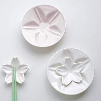 日本創意櫻花形狀蘸料碟陶瓷粉色花朵醬油醋調味小碟子筷架套裝組