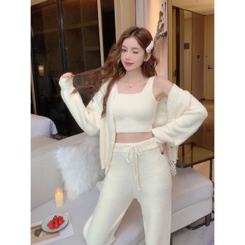 睡衣女款秋冬季珊瑚絨加絨加厚吊帶性感高階帶胸墊家居服三件套裝