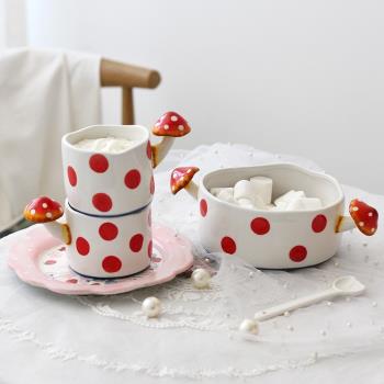 可愛蘑菇手繪浮雕餐具咖啡杯水杯釉下彩盤雙耳沙拉碗面碗家用菜盤
