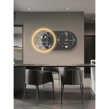 網紅暴力熊2023新款客廳掛鐘現代簡約裝飾鐘表餐廳創意時鐘壁燈