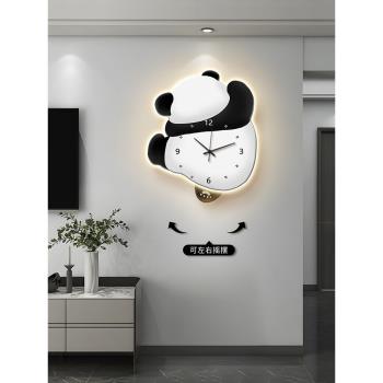 熊貓掛鐘2023新款客廳創意時鐘壁燈時尚靜音發光家用掛墻搖擺鐘表