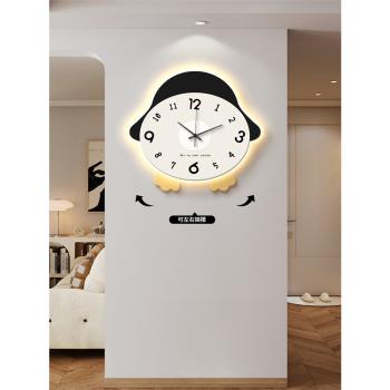 企鵝卡通創意時鐘2023新款客廳裝飾免打孔掛鐘兒童房靜音掛墻鐘表