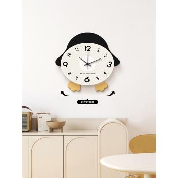 企鵝掛鐘客廳背景墻創意時鐘壁燈免打孔立體簡約餐廳靜音搖擺時鐘