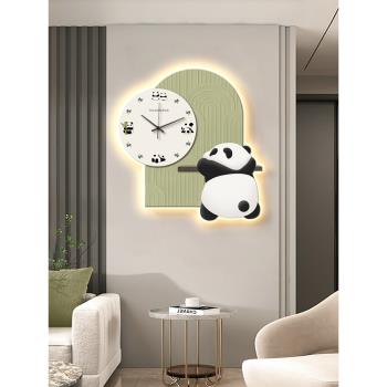 2023新款熊貓掛鐘客廳免打孔掛墻鐘表餐廳背景墻靜音創意時鐘壁燈