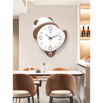 2023新款七仔熊貓鐘表免打孔客廳創意時鐘壁燈靜音餐廳背景墻掛鐘
