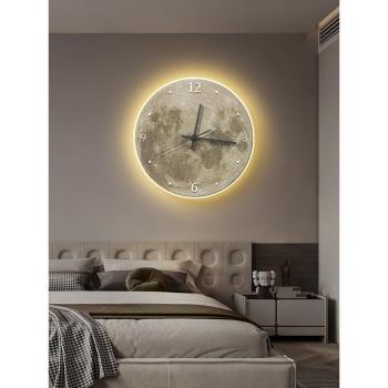 現代簡約月球裝飾客廳掛鐘家用創意臥室掛墻鐘表高級感壁掛時鐘燈