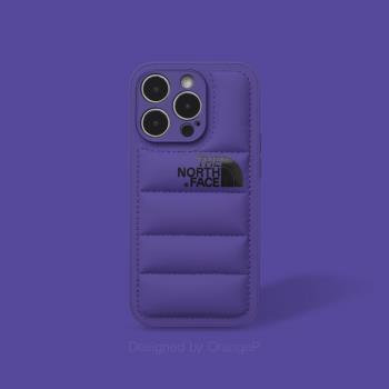 潮牌羽絨服iPhone16promax羽絨服手機殼個性適用於蘋果15pro全包鏡頭保護套14冬天款防凍手軟殼13時尚小眾12