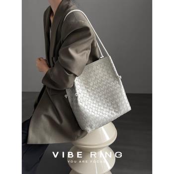 Vibe Ring小眾編織水桶包2023新高級感羊皮手工編織大容量托特包