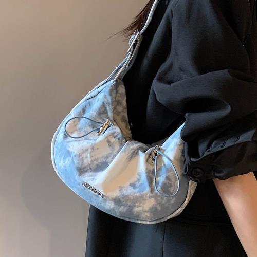 今年流行小包包女2025新款時尚寬帶單肩包春夏小眾帆布褶皺腋下包