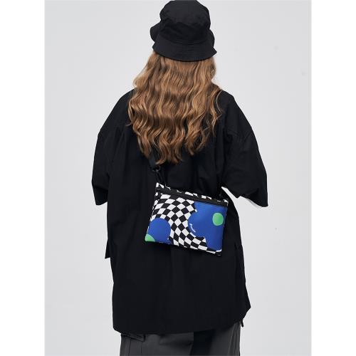 FREEIN原創設計花朵印花斜挎包棋盤格手機包ins風信封包少女挎包