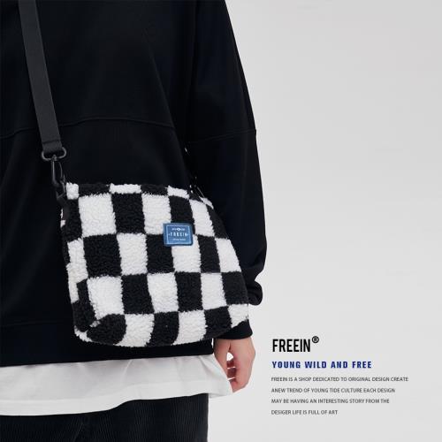 FREEIN原創羊羔絨斜挎包棋盤格單肩包潮流毛絨小方包百搭手機包