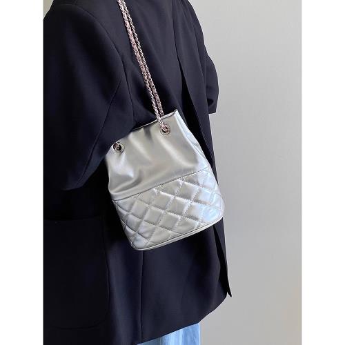 小眾銀粉撞色腋下包包女2024新款韓國水桶包鏈條單肩斜挎包