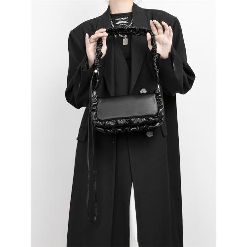 木川卡 原創小眾設計斜挎包褶皺邊飾腋下包百搭單肩小方包2025款