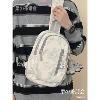 ins胸包男女初中生簡約百搭小熊小眾設計運動斜挎包 騎行單肩揹包