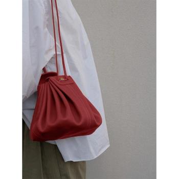 小眾設計復古褶皺女士紅色水桶包