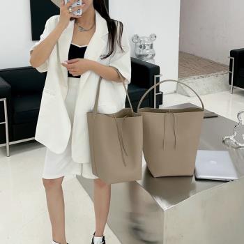 軟牛皮托特包包女2025新款歐貨慵懶風單肩腋下包通勤大容量水桶包