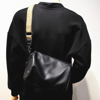 韓國ins斜挎包簡約設計小眾男單肩包女學生包軟皮拉鏈背包ipad包