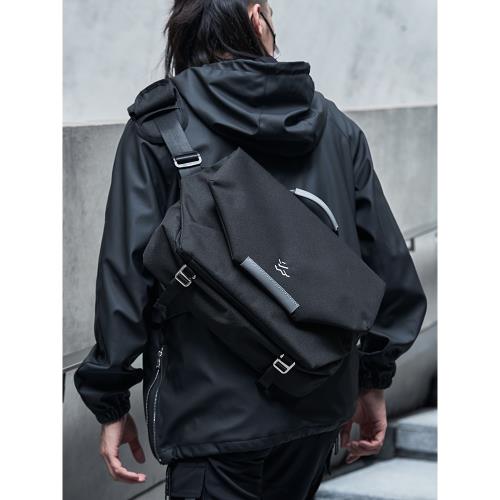 斜挎包男士大容量休閑單肩包14寸筆記本電腦包機車通勤騎行郵差包