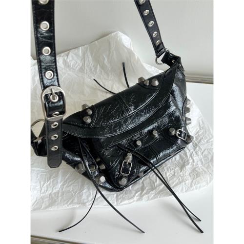 2025新款網紅同款真皮柳釘機車包中性腰包暗黑百搭單肩斜挎包包潮