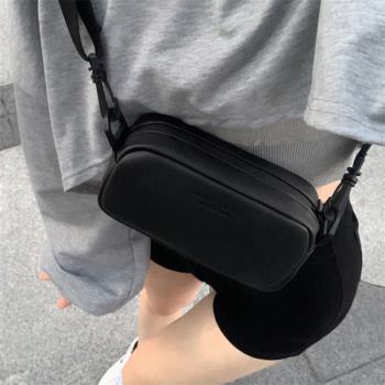 女款斜挎黑色寬帶小包