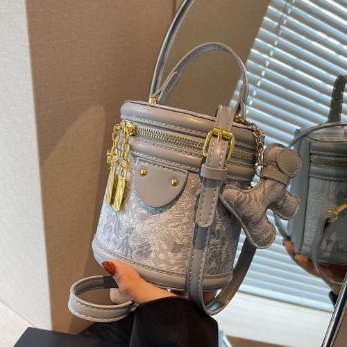 今年流行手提小包包女2025新款洋氣帆布刺繡水桶包春夏時尚斜挎包