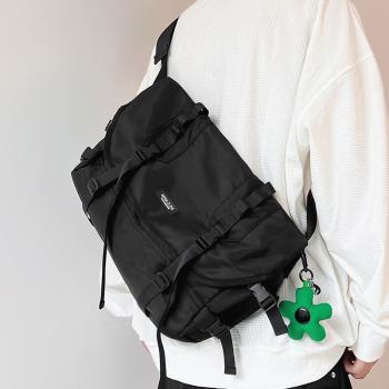 斜挎包男士日系工裝包大學生上課背包電腦包大容量機能郵差單肩包