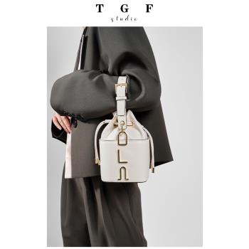TGF秋冬包包2022新款包包女法式小眾設計真皮單肩斜挎手提水桶包