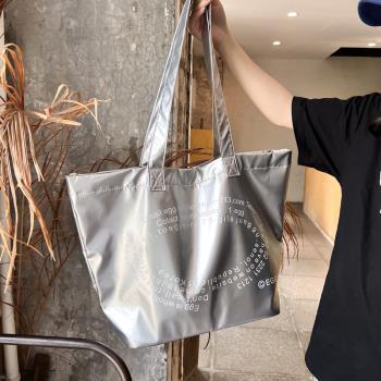 ins超火銀色高級感大容量手提包今年流行的包袋子百搭通勤托特包