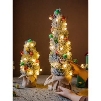 待刪松針圣誕樹小型家用桌面擺件雪花麻包圣誕裝飾品禮物場景布置